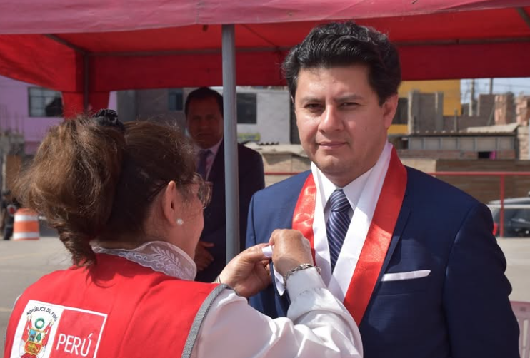 Julio Chávez en acto oficial con banda de alcalde