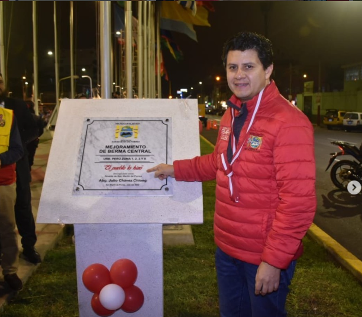 Julio Chávez inaugurando obra en San Martín de Porres