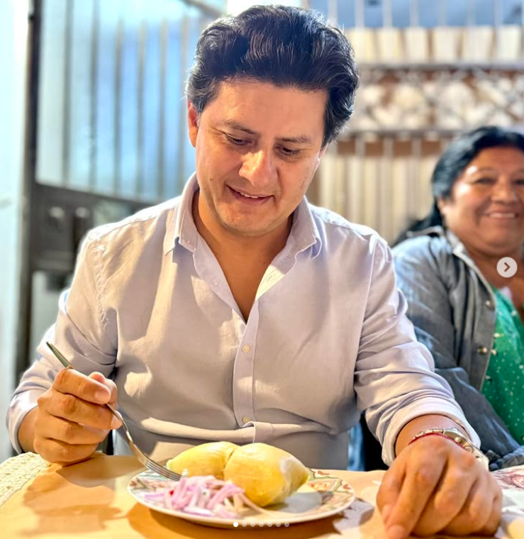 Julio Chávez compartiendo con vecinos de SMP