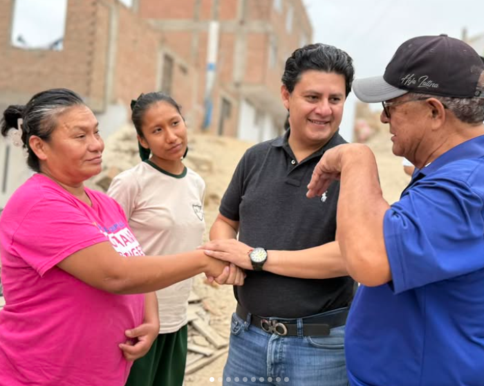 Julio Chávez dialogando con familias de San Martín de Porres